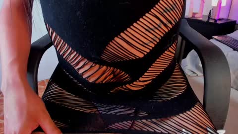 Snapshot of tiana_cinnamon chatting on December 2024 06:04:02 AM TIANA online show from December 2024 06:04:02 AM