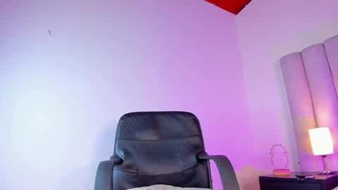 Snapshot of tiana_cinnamon chatting on December 2024 03:02:02 AM TIANA online show from December 2024 03:02:02 AM