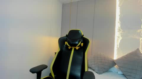 T I F F A N N Y online show from April 2026 06:30:02 PM