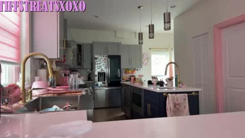 Snapshot of tiffstreatsxoxo chatting on June 2026 05:28:01 PM Tiffstreatsxoxo online show from June 2026 05:28:01 PM