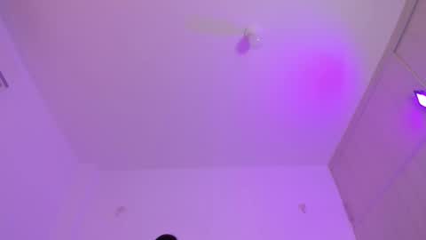 Snapshot of tiiny_peach chatting on November 2025 11:32:02 AM Tiny online show from November 2025 11:32:02 AM