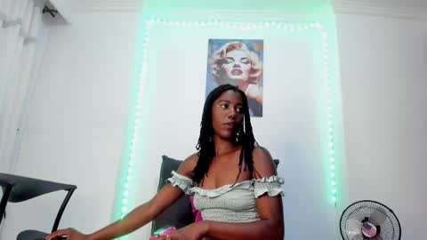 Snapshot of tinas_smith chatting on May 2026 01:17:02 PM tinas_smith online show from May 2026 01:17:02 PM