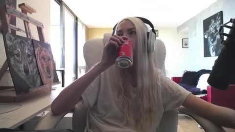 stage Kylie Sinner  brand CLITBAIT online show from October 2025 05:00:01 PM