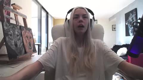 stage Kylie Sinner  brand CLITBAIT online show from October 2025 06:28:02 PM