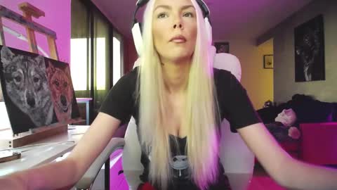 stage Kylie Sinner  brand CLITBAIT online show from October 2025 09:33:01 PM