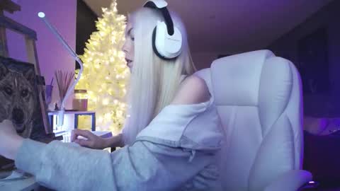 stage Kylie Sinner  brand CLITBAIT online show from December 2025 02:49:01 AM