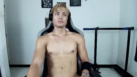 Snapshot of titan_fitness chatting on August 2026 09:20:02 PM Kevin online show from August 2026 09:20:02 PM