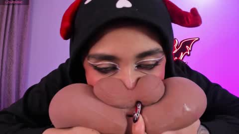   Independent model online show from September 2025 11:52:01 PM