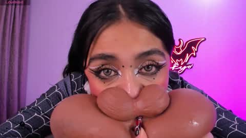   Independent model online show from October 2025 11:59:02 PM