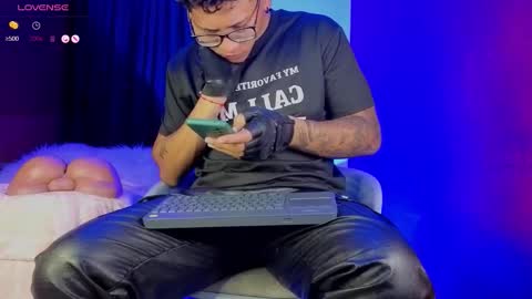 Snapshot of tom_brown12 chatting on October 2025 11:35:02 PM Tom online show from October 2025 11:35:02 PM