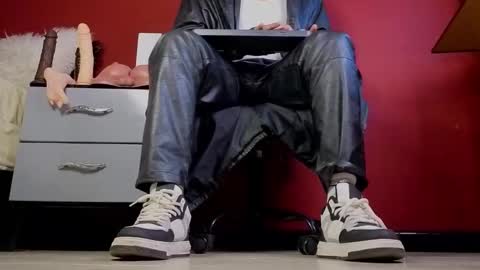 Snapshot of tom_brown12 chatting on November 2025 12:54:02 AM Tom online show from November 2025 12:54:02 AM