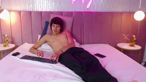 Snapshot of tombakker chatting on December 2024 04:29:02 PM Tomm online show from December 2024 04:29:02 PM