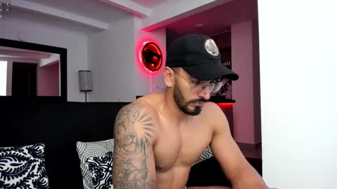 Snapshot of tony_muscle1 chatting on December 2024 12:35:02 AM tony muscle1 online show from December 2024 12:35:02 AM