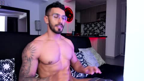 Snapshot of tony_muscle1 chatting on January 2025 01:11:01 AM tony muscle1 online show from January 2025 01:11:01 AM