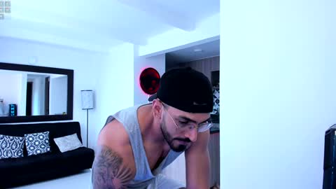 Snapshot of tony_muscle1 chatting on January 2025 10:02:01 PM tony muscle1 online show from January 2025 10:02:01 PM
