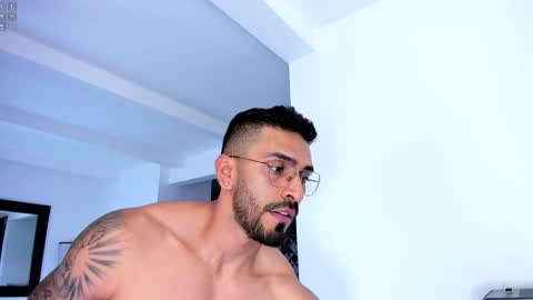 Snapshot of tony_muscle1 chatting on January 2025 11:18:02 PM tony muscle1 online show from January 2025 11:18:02 PM