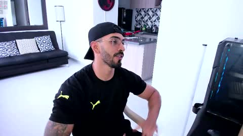 Snapshot of tony_muscle1 chatting on February 2025 08:31:02 PM tony muscle1 online show from February 2025 08:31:02 PM