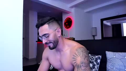 Snapshot of tony_muscle1 chatting on March 2025 01:58:02 AM tony muscle1 online show from March 2025 01:58:02 AM