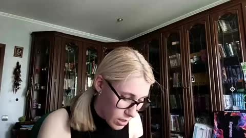 Snapshot of tranhardisty chatting on May 2026 07:37:01 AM Lesly online show from May 2026 07:37:01 AM