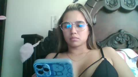 triana_bell online show from December 2024 05:00:01 PM
