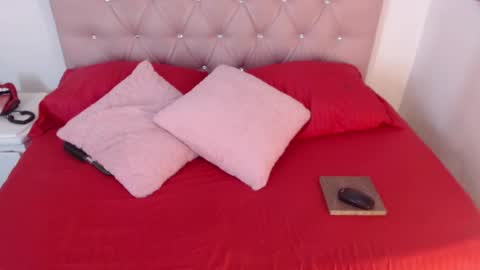 Snapshot of triana_crimson chatting on February 2025 10:43:02 PM triana_crimson online show from February 2025 10:43:02 PM