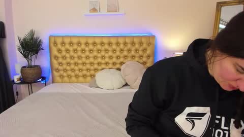 Mia online show from February 2026 06:23:02 AM