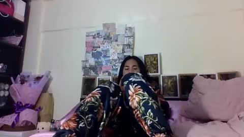 Trishia00 online show from November 2025 01:43:01 PM
