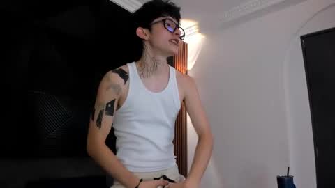 Snapshot of troy_rouge chatting on March 2025 11:12:01 PM Troy online show from March 2025 11:12:01 PM