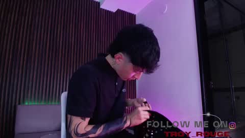 Troy online show from November 2025 07:25:01 PM