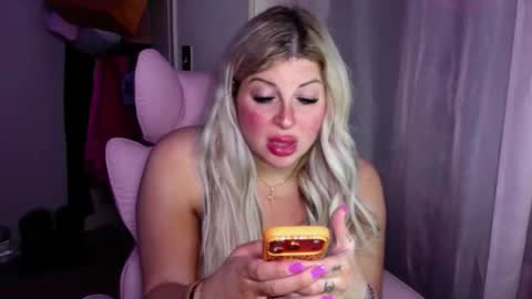 Snapshot of tstinadoll chatting on May 2026 02:18:02 AM xTinnaaaaa online show from May 2026 02:18:02 AM