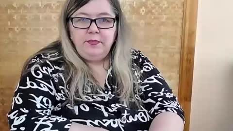 Snapshot of tviks chatting on February 2025 03:52:01 AM Lana online show from February 2025 03:52:01 AM