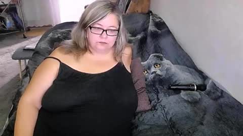 Snapshot of tviks chatting on September 2025 12:11:01 AM Lana online show from September 2025 12:11:01 AM