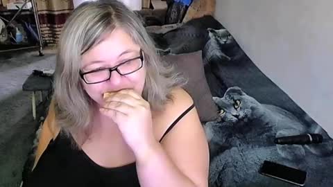 Snapshot of tviks chatting on October 2025 01:12:02 AM Lana online show from October 2025 01:12:02 AM