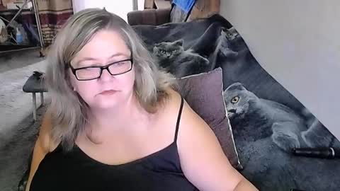 Snapshot of tviks chatting on October 2025 02:42:02 AM Lana online show from October 2025 02:42:02 AM