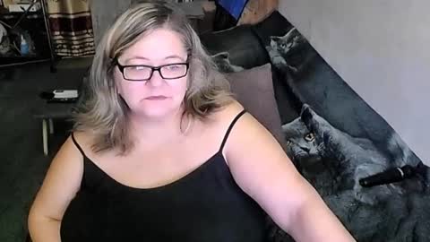 Snapshot of tviks chatting on October 2025 12:30:02 AM Lana online show from October 2025 12:30:02 AM