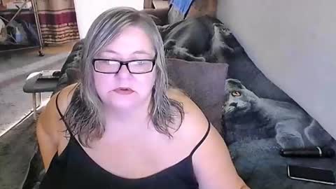 Snapshot of tviks chatting on October 2025 01:25:01 AM Lana online show from October 2025 01:25:01 AM