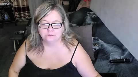 Snapshot of tviks chatting on October 2025 06:40:01 PM Lana online show from October 2025 06:40:01 PM