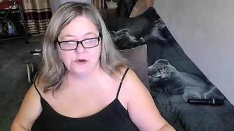 Snapshot of tviks chatting on October 2025 12:22:02 AM Lana online show from October 2025 12:22:02 AM