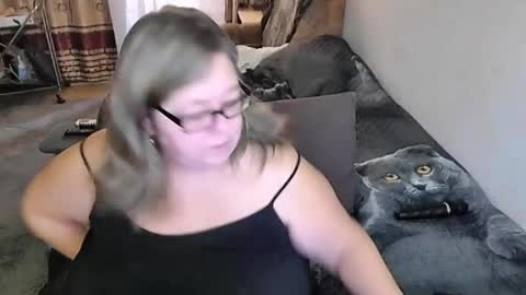 Snapshot of tviks chatting on November 2025 12:35:01 AM Lana online show from November 2025 12:35:01 AM