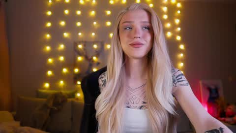 Snapshot of twiinkie_pie chatting on February 2025 05:37:01 PM Maria 3 online show from February 2025 05:37:01 PM