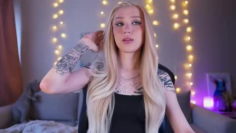 Snapshot of twiinkie_pie chatting on February 2025 09:55:01 AM Maria 3 online show from February 2025 09:55:01 AM