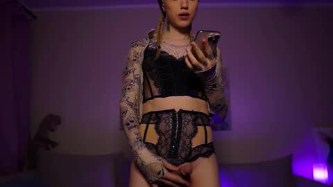 Snapshot of twiinkie_pie chatting on September 2025 08:45:02 PM Maria 3 online show from September 2025 08:45:02 PM