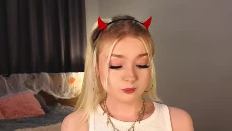 Snapshot of twinklefluff chatting on November 2025 04:19:02 PM twinklefluff online show from November 2025 04:19:02 PM