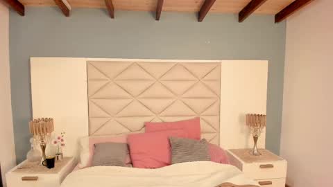 Twiggy online show from October 2025 09:00:02 PM