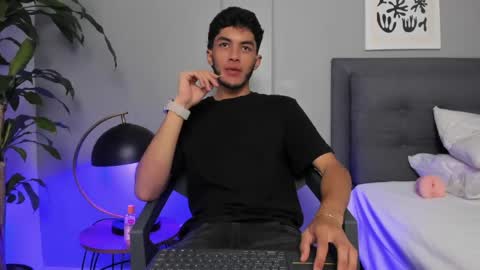 Snapshot of tyler_fox_ chatting on May 2026 08:43:02 PM Tyler Fox online show from May 2026 08:43:02 PM