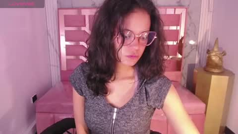 Snapshot of tyna_ch chatting on January 2025 05:44:01 PM TYNA online show from January 2025 05:44:01 PM
