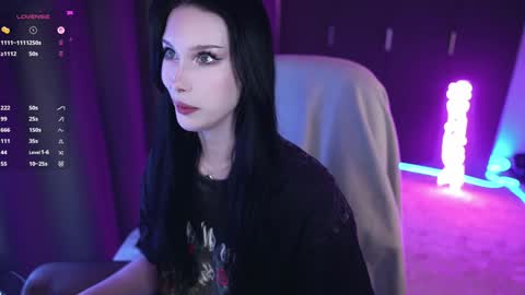 Izzy    online show from December 2025 07:53:02 PM