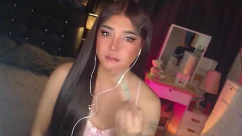 Snapshot of ultimatesexytrans chatting on March 2026 11:33:01 PM Alex online show from March 2026 11:33:01 PM