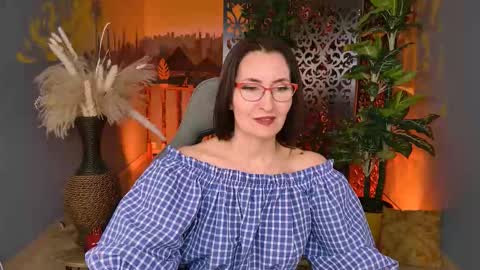 UnaTera online show from November 2025 05:28:02 AM