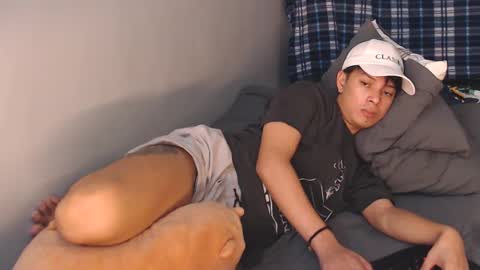 Snapshot of urpinoyasianx chatting on January 2025 09:42:01 PM Mel online show from January 2025 09:42:01 PM